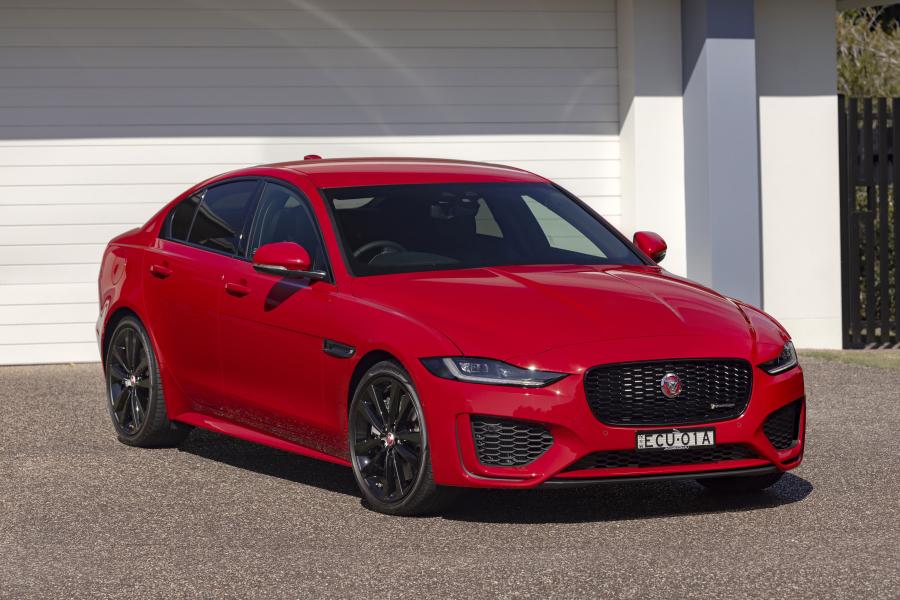  Jaguar XE P300 R-Dynamic 2019 года  (AU) (фото 24 из 40)